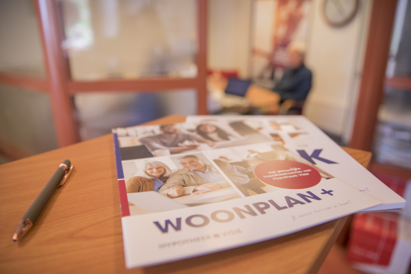 Brochure en pen in de ontvangstruimte voor hypotheekadvies