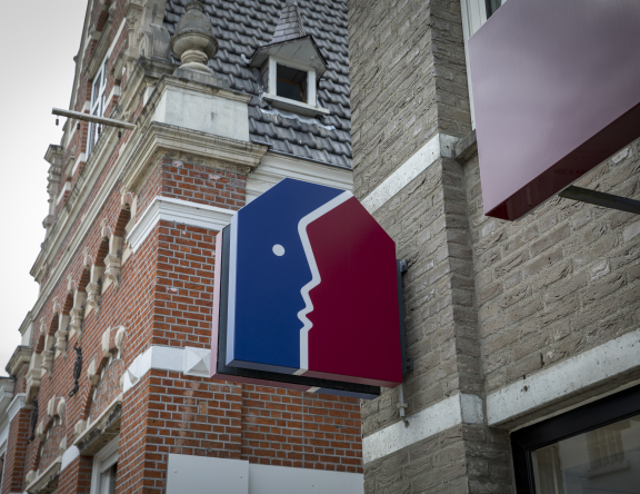 Detail van de buitengevel. Onder dit bord vind je ons kantoor voor financieel advies