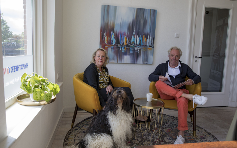 Het team, inclusief de kantoorhond van Hypotheek Visie Assen staat voor je klaar voor hypotheekadvies