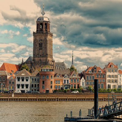De skyline van Hanzestad Deventer. Bespreek met je adviseur wat jouw financiële mogelijkheden zijn